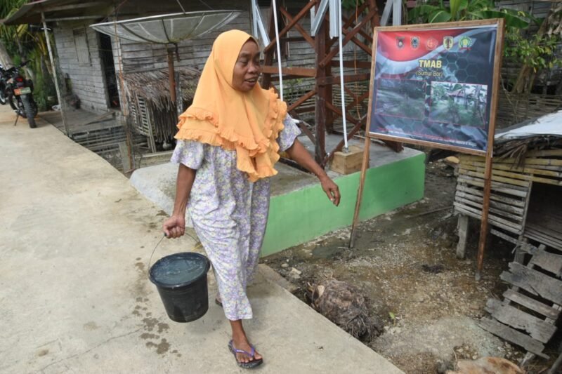 Berkah Air Bersih TMMD: Warga Pengambau Hilir Luar Kini Tak Perlu Lagi Mengendapkan Air Sungai