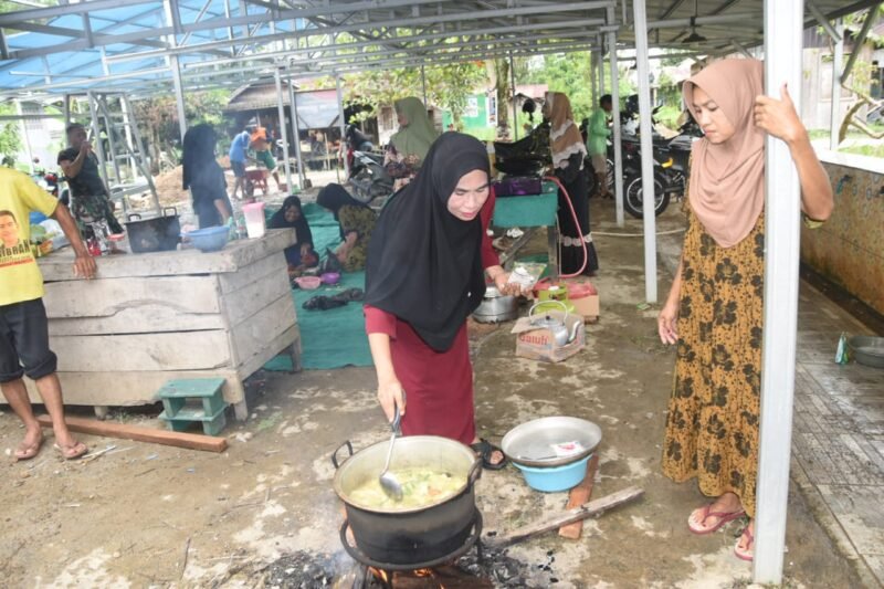 Canda Tawa Emak-Emak Warnai Persiapan Makan Siang di Lokasi Rehab Langgar TMMD HST