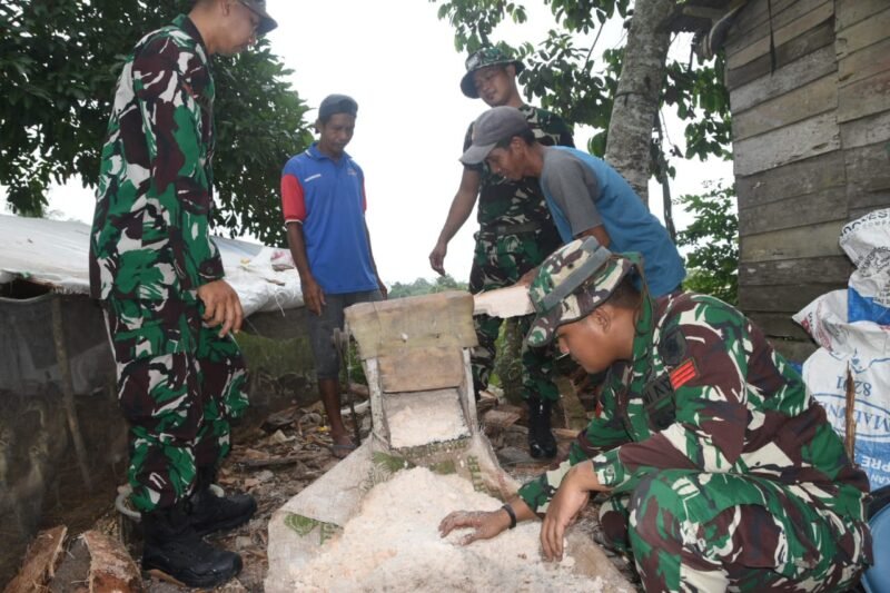 Satgas TMMD ke-124 Kodim 1002/HST Manfaatkan Potensi Lokal, Belajar Membuat Pakan Itik dari Pohon Sagu