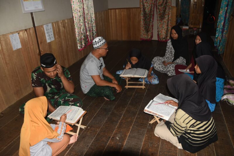 Malam Hari di Rumah Singgah, Anggota Satgas TMMD ke-124 Kodim 1002/HST Ajarkan Mengaji Al-Qur'an Kepada Anak-anak
