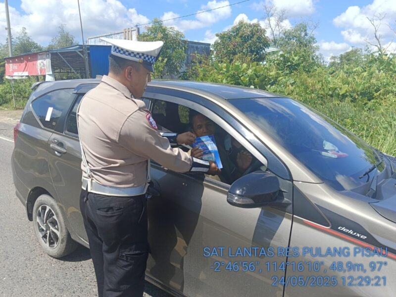 Satlantas Polres Pulang Pisau Bagikan Brosur Kamseltibcarlantas kepada Pengendara