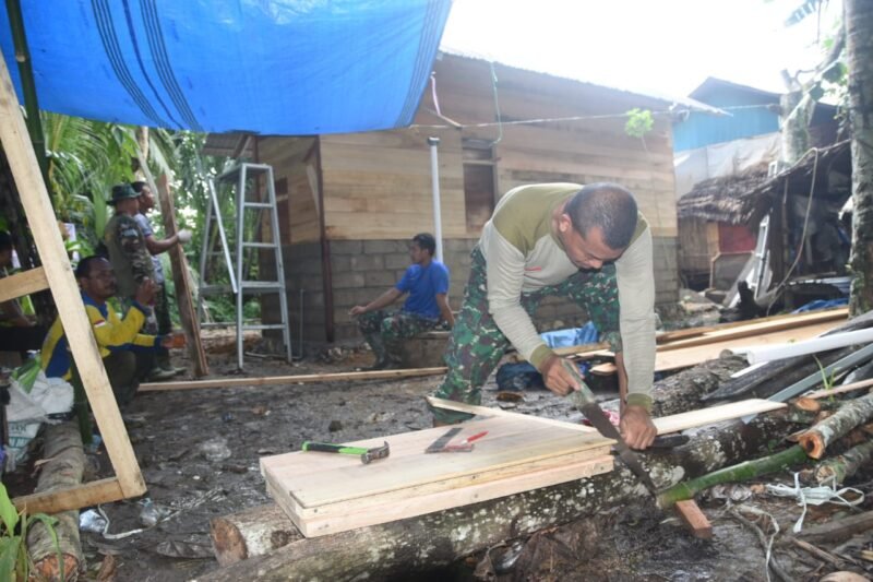 Rehab RTLH TMMD ke-124 Kodim 1002/HST Terus Bergulir, Pemasangan Jendela Rumah Ardiansyah Dimulai