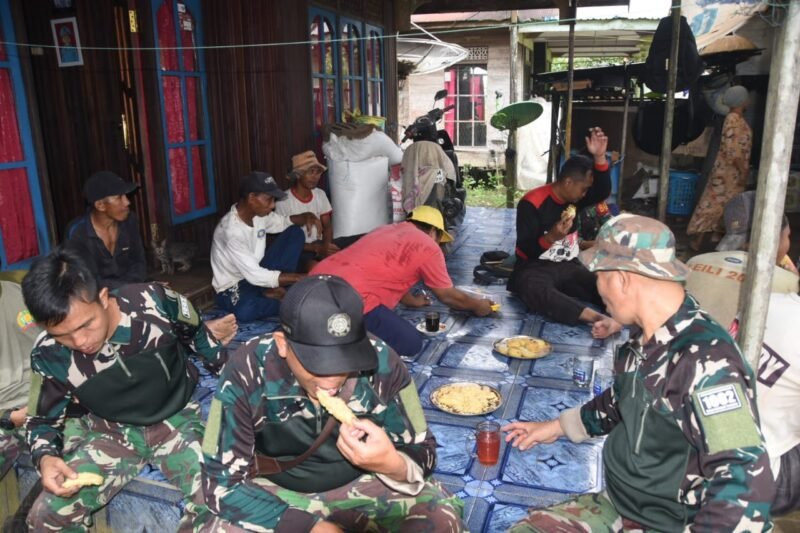 Anggota Satgas TMMD ke-124 Kodim 1002/HST Rehat Sambil Ngopi Bareng