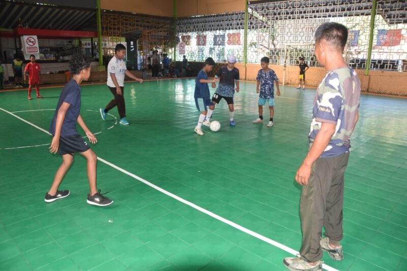 Satgas TMMD ke-124 Kodim 1002/HST Latih Anak-anak Futsal di Haruyan