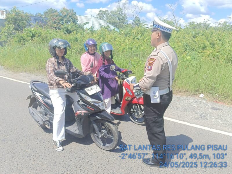 Sat Lantas Polres Pulang Pisau Laksanakan Himbauan Kamseltibcarlantas Secara Humanis untuk Cegah Kecelakaan
