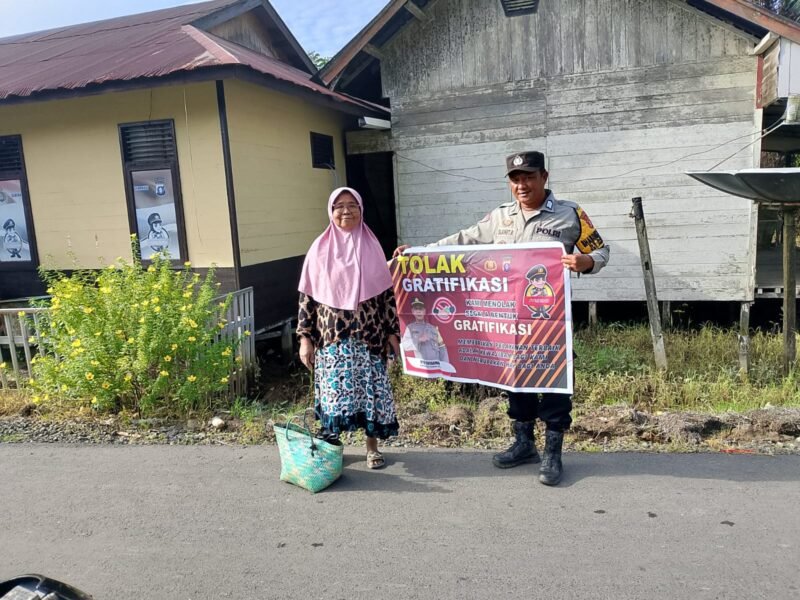 Bhabinkamtibmas Polsek Pandih Batu Sosialisasikan Program Saber Pungli