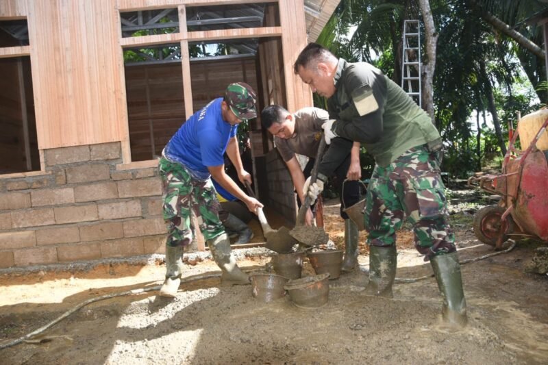 Satgas TMMD ke-124 Kodim 1002/HST Lanjutkan Pengecoran Lantai di Rumah Ardiansyah
