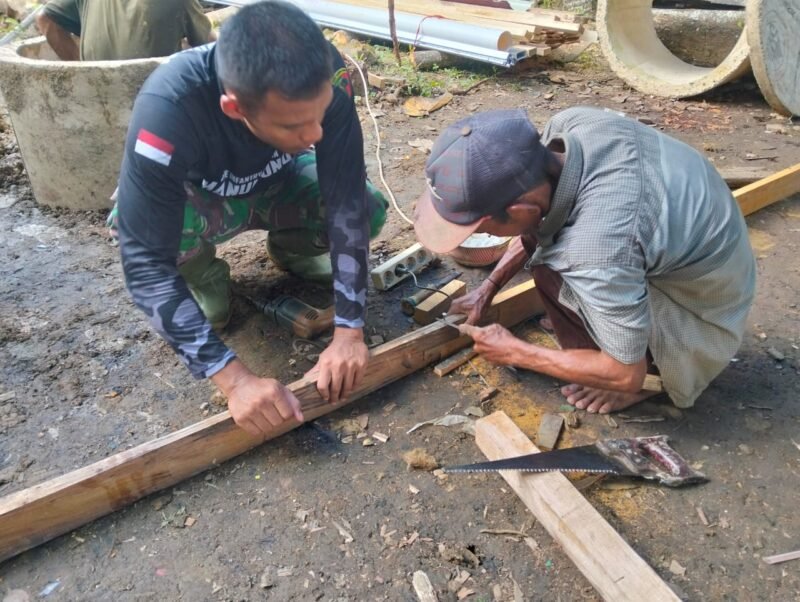 Gotong Royong TNI-Rakyat Warnai Pengerjaan Rehab RTLH di TMMD ke-124 HST