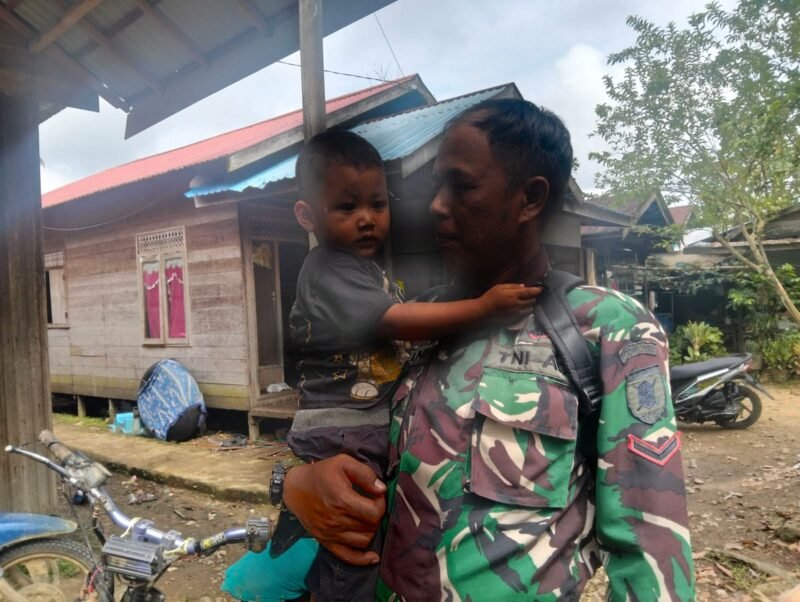 Obati Rindu Keluarga, Satgas TMMD ke-124 Kodim 1002/HST Gendong Anak Tetangga