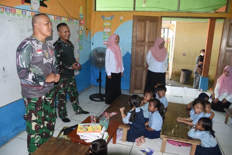Pagi Ceria di TK Permata Bunda Pengambau Hilir dengan Kedatangan Anggota Satgas TMMD ke-124 Kodim 1002/HST
