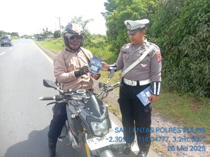 Personel Lantas Memberikan Himbauan, Dan Pembagian Brosur Kamseltibcarlantas