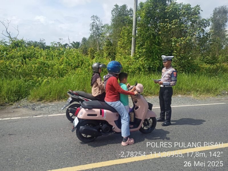 Sat Lantas Polres Pulang Pisau, Laksanakan Himbauan Kamseltibcarlantas Secara Humanis untuk Cegah Kecelakaan