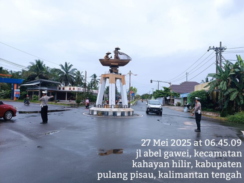 Personel Satlantas Polres Pulang Pisau, Melaksanakan Pengaturan Lalu Lintas Pagi