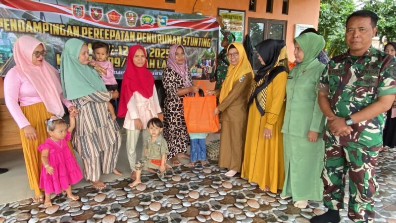 Komitmen Perangi Stunting Satgas TMMD Ke-124 Kodim 1009/Tanah Laut Berikan Bantuan Sembako