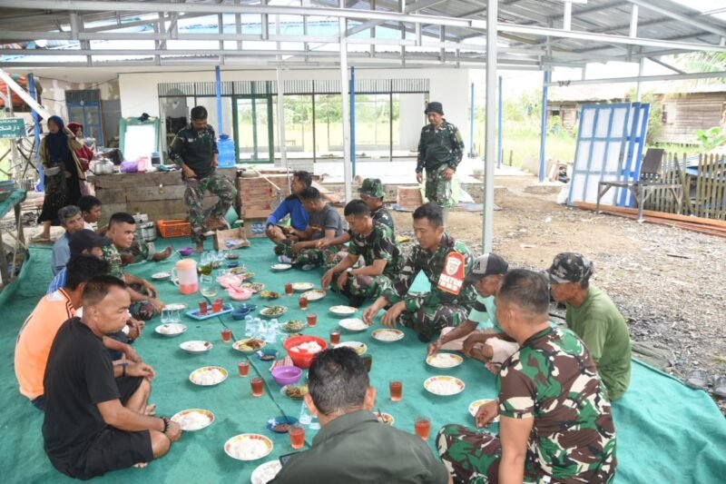 Dansatgas TMMD ke-124 Kodim 1002/HST Jalin Kebersamaan dengan Warga Saat Makan Siang di Lokasi Rehab Langgar