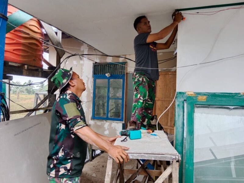 Satgas TMMD ke-124 Kodim 1002/HST Fokus Kerja Sesuai Sasaran, Pasang Jaringan Listrik di Rehab Langgar