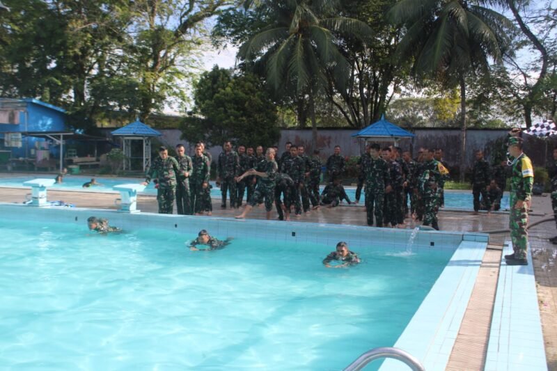 Tingkatkan Kemampuan Prajurit, Kodim 1008/Tabalong Laksanakan Renang Militer Dasar
