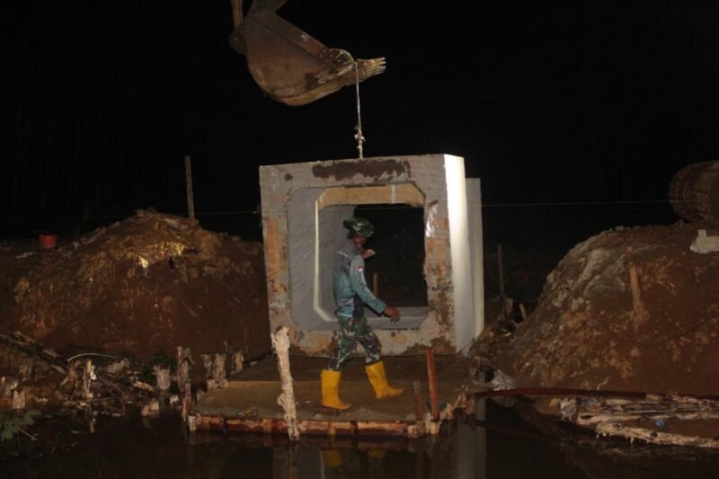 Tetap Semangat Tidak Kenal Waktu, Malam Hari Satgas TMMD Kodim 1009/Tla Turunkan Box Culvert Di Sasaran