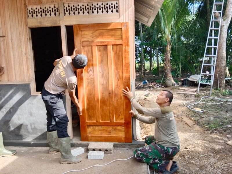 Rehab RTLH di TMMD ke-124, Kodim 1002/HST Masuki Tahap Pemasangan Pintu