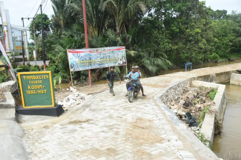 Tugu TMMD, ke-124 Kodim 1002/HST di Pengambau Hilir Luar Berdiri Kokoh