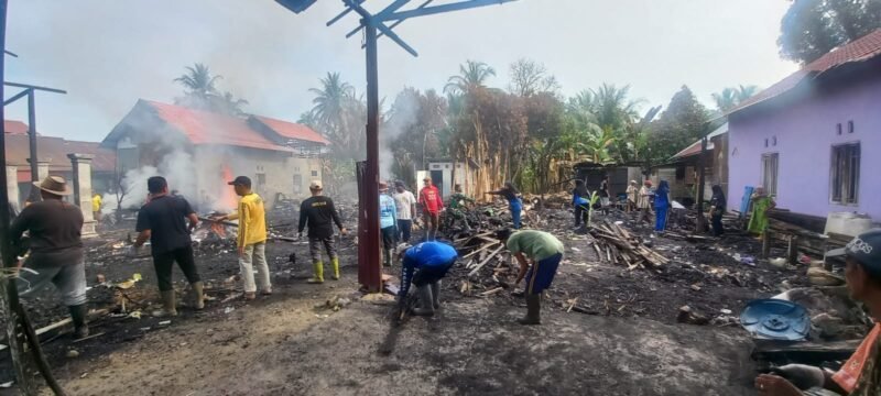 Satgas TMMD, ke-124 Kodim 1002/HST Ulurkan Bantuan Bersihkan Puing Kebakaran Rumah Warga di Barikin