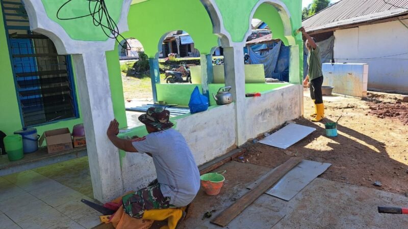 Perlahan Tapi Pasti Satgas TMMD Kodim 1009/Tla Mulai Cat Dinding Mushola Darul Huda