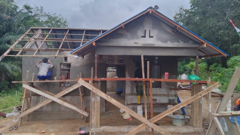 Sering Bocor Atap Rumah Pak Cahyo Dibongkar Satgas TMMD Ke - 124 Kodim 1009/Tanah Laut