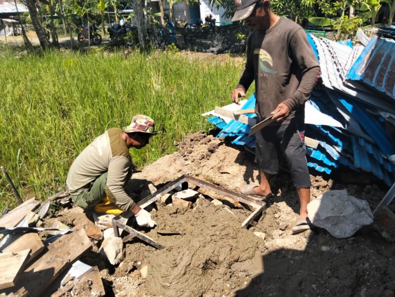Satgas TMMD ke-124 Kodim 1002/HST Genjot Penyelesaian Sasaran, Pasang Pondasi Tower Pengeras Suara di Langgar Darussalam