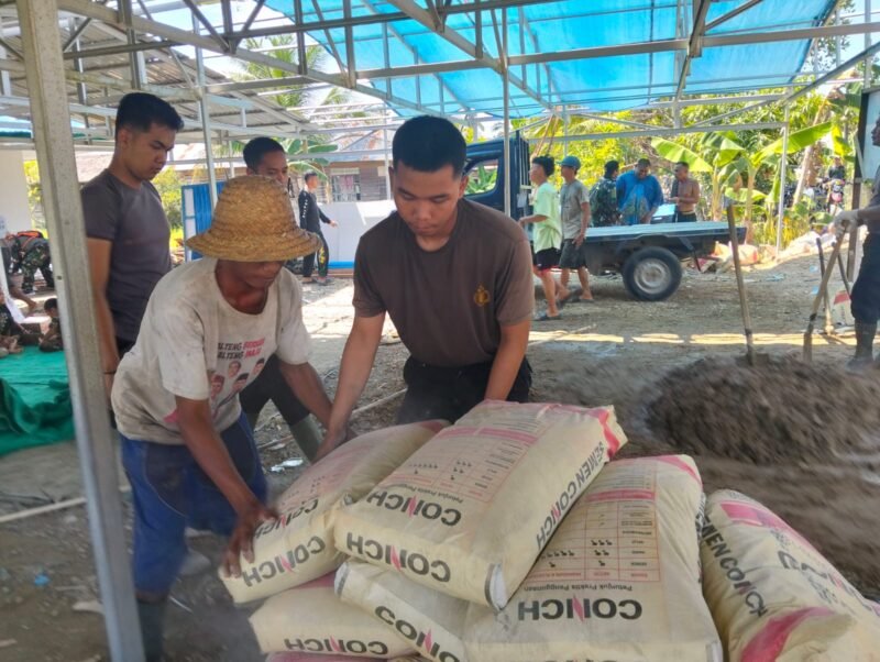 Kejar Target, Material Semen, Didatangkan untuk Pengecoran Lantai Halaman Langgar Darussalam oleh Satgas TMMD ke-124 Kodim 1002/HST