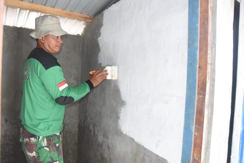 Rehab Langgar Darussalam Terus Berprogres, Satgas TMMD ke-124 Kodim 1002/HST Lakukan Pengecatan WC