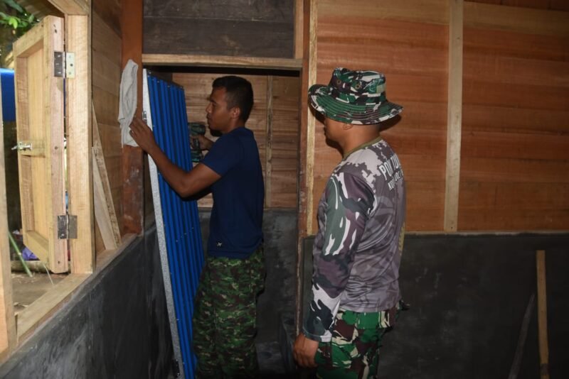 Rehab RTLH Program TMMD ke-124 Kodim 1002/HST Masuki Tahap Akhir, Pemasangan Pintu WC di Rumah Ardiansyah Dilakukan