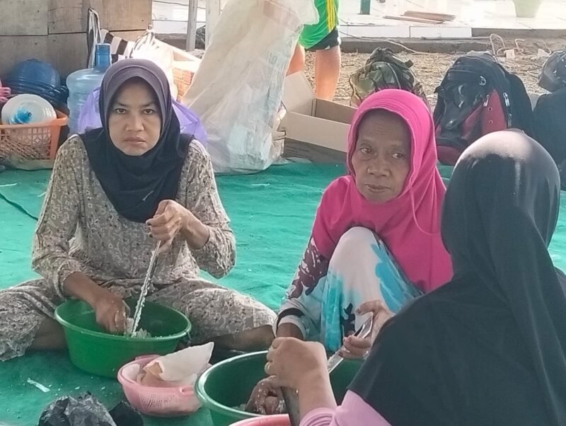 Kebersamaan Tercipta, Ibu-ibu Siapkan Santap Siang di Lokasi Rehab Langgar Darussalam TMMD ke-124 Kodim 1002/HST