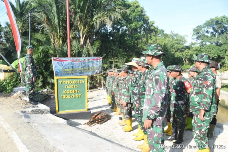 Dansatgas TMMD ke-124 Kodim 1002/HST Pimpin Apel Pagi di Titik Nol Pembangunan Jalan Haruyan