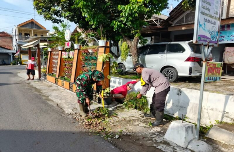 Jum'at Bersih, Babinsa Pakunden Inisiasi Gotong Royong Di Lingkungan Sukorejo