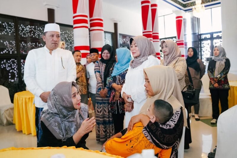 Bupati H. Slamet Junaidi S. IP. PKK Serahkan, 2 Alat Bantuan