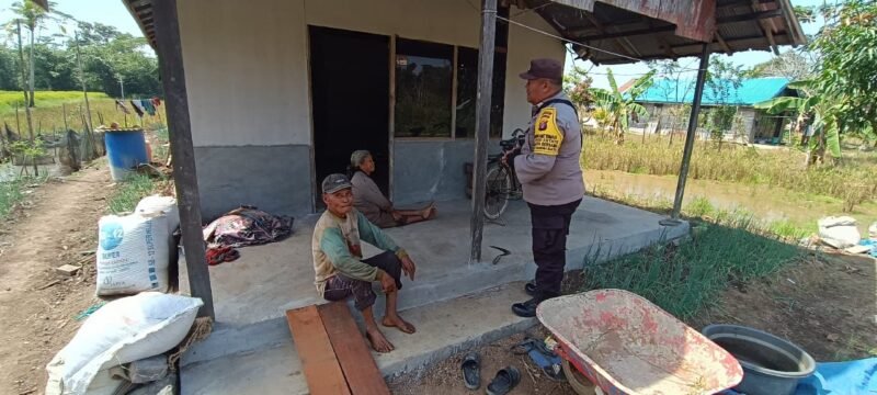 CEGAH GANGGUAN KAMTIBMAS DAN JALIN SILATURAHMI, BHABINKAMTIBMAS FOOD ESTATE SAMBANGI WARGA DESA BINAAN