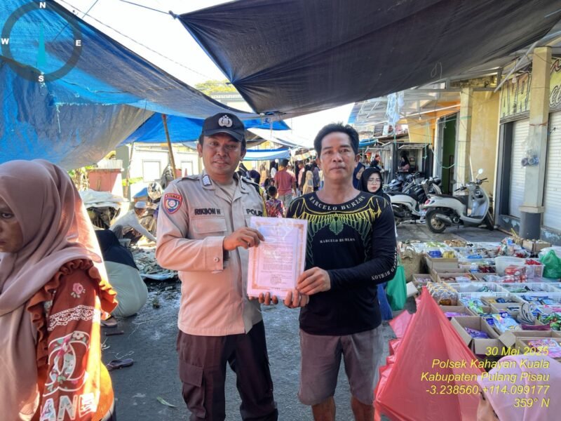 Personel Polsek Kahayan Kuala, melaksanakan sosialisasi Maklumat Kapolda Kateng terkait mengemukakan pendapat di muka umum