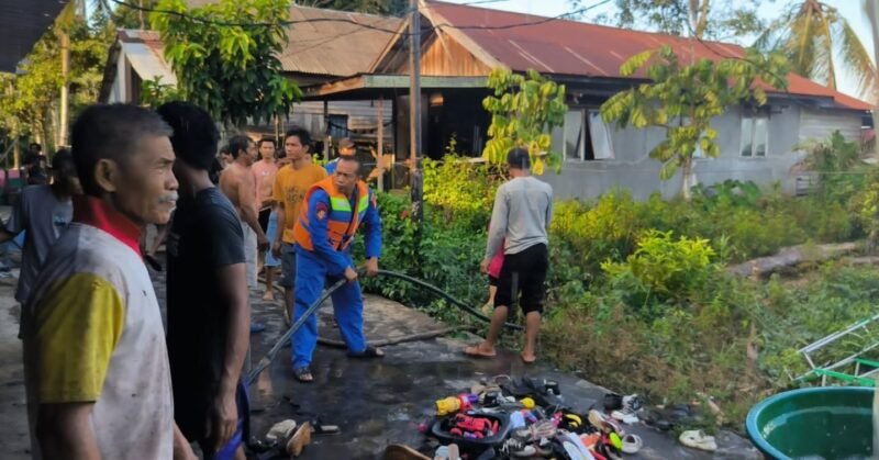 Kebakaran Rumah, di Pesisir DAS Kahayan, Satpolairud Polres Pulang Pisau dan Warga Kelurahan Kalawa Sigap Padamkan Api