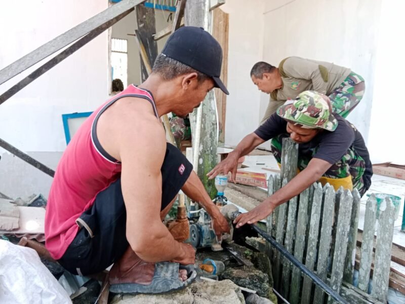 Pemasangan Mesin Air Terus Pacu Rehab Langgar Darussalam TMMD ke-124 Kodim 1002/HST
