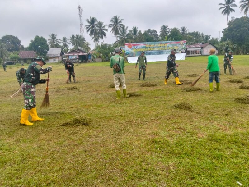 Jelang Penutupan, Satgas TMMD dan Warga Bersihkan Lapangan Upacara
