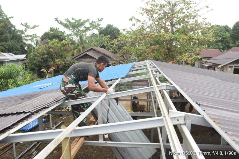 Satgas TMMD Gesit Pasang Atap Seng Teras Langgar Darussalam Sebagai Sasaran Tambahan