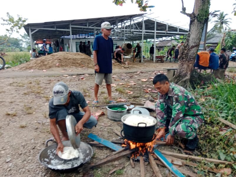 Kebersamaan Terjalin, Pasiterdim 1002/HST dan Warga Siapkan Makan Siang Bersama di Lokasi Rehab Langgar