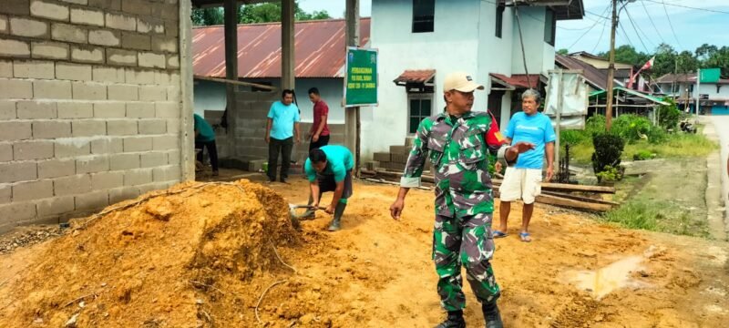 Anggota Koramil 01/Sambas Bersama Warga Bangun Pos Koramil Di Kecamatan Subah