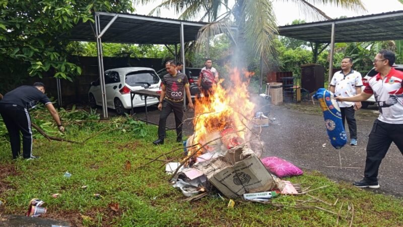Pemeliharaan Lingkungan dan Revitalisasi Rumah Dinas, Lapas Narkotika Pangkalpinang Lakukan Kegiatan Gotong Royong
