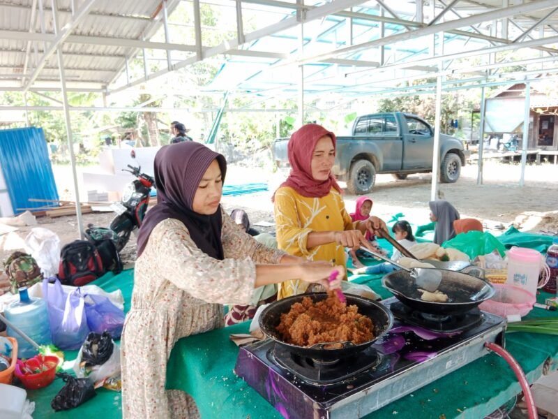 Solidaritas Ibu-Ibu Pengambau Hilir Luar, Rutin Siapkan Makan Siang Satgas TMMD