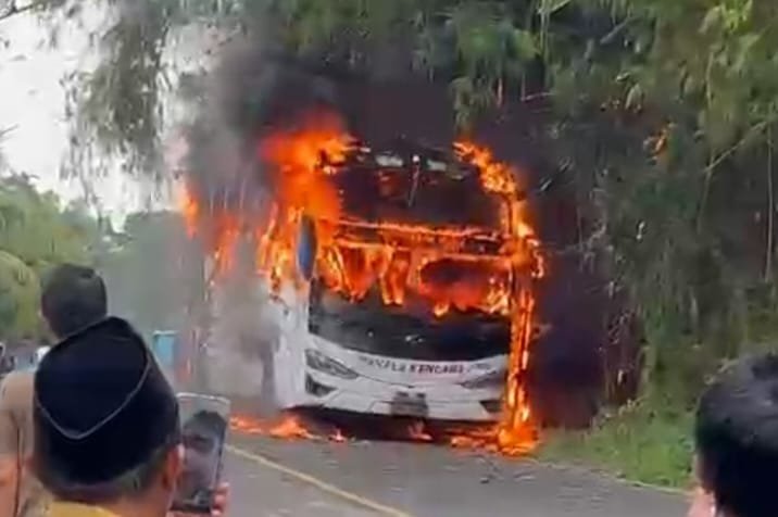 Bus Berwarna Putih PO Pahala Kencana, Terbakar DI Jalur Nasional