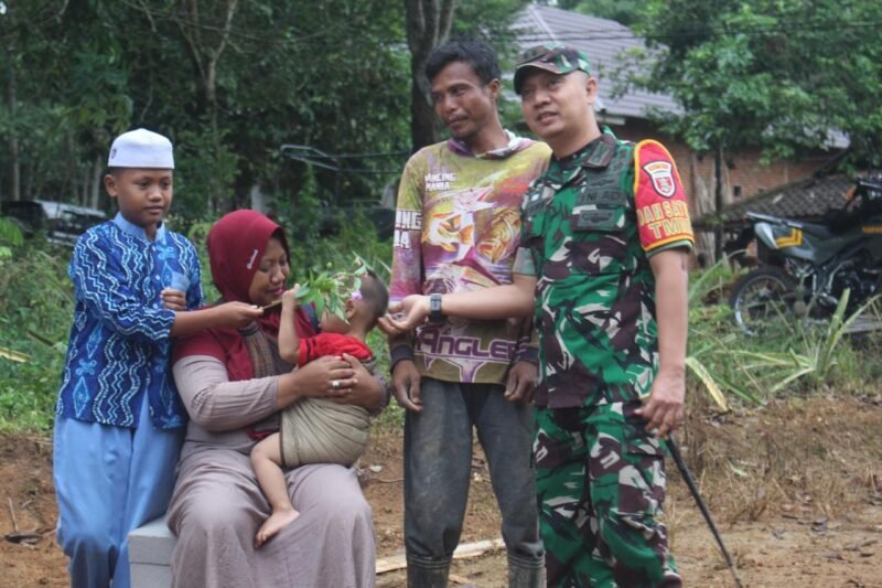 Pak Cahyo Dan Keluarga Senang Dansatgas TMMD Ke-124 Kembali Tinjau Langsung Kegiatan Rehab Rumah Miliknya