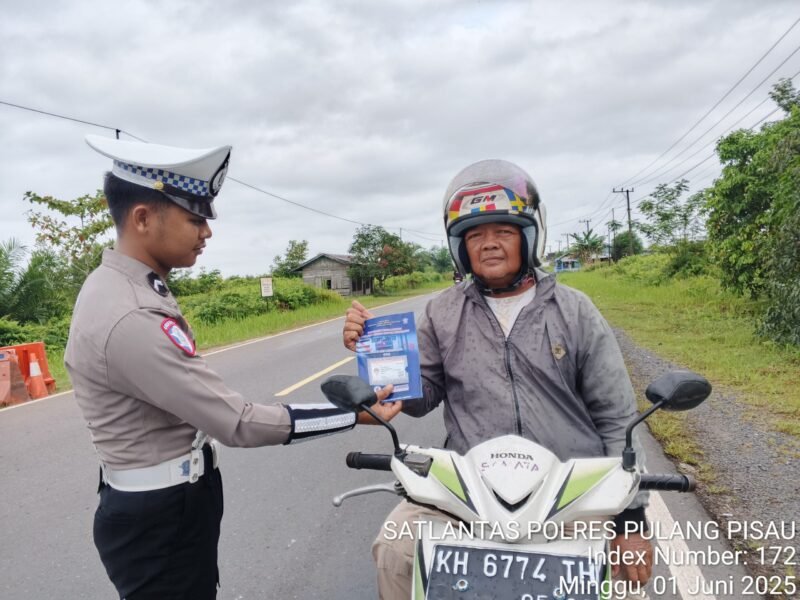 Satlantas Polres Pulang Pisau, Bagikan Brosur Kamseltibcarlantas kepada Pengendara