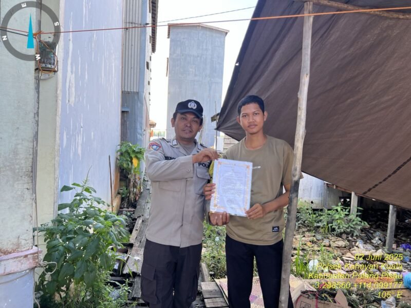 Personel Polsek Kahayan Kuala, melaksanakan sosialisasi Maklumat Kapolda Kateng terkait mengemukakan pendapat di muka umum