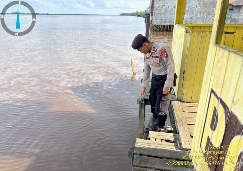 Personel Polsek Kahayan Kuala, melaksanakan kegiatan monitoring & obsevasi debit air Sei Kahayan wilayah Kecamatan Kahayan Kuala